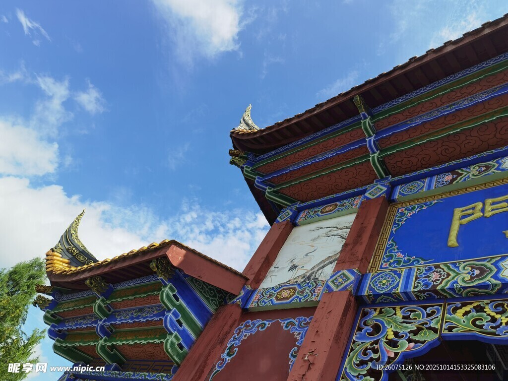 中式古建筑屋顶一角