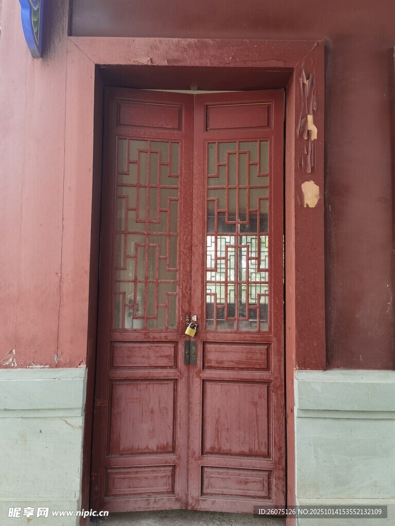 古旧中式木门特写