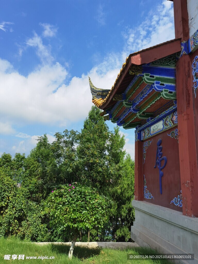 中式建筑旁的葱郁绿树