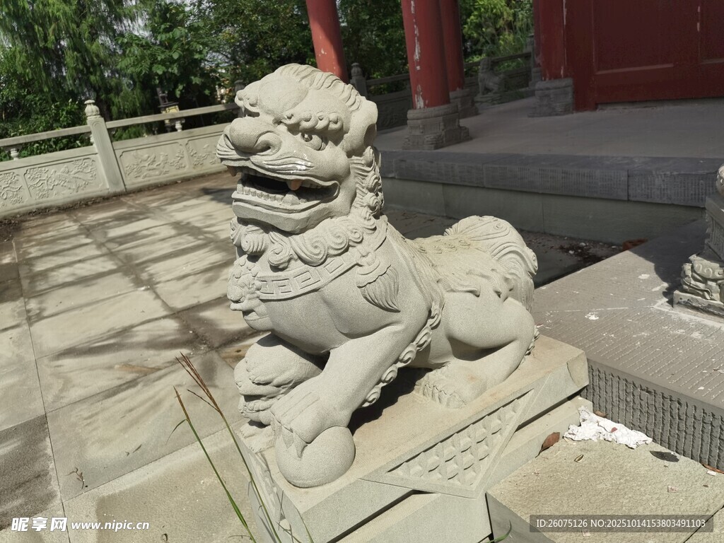 石狮子镇守古老建筑前