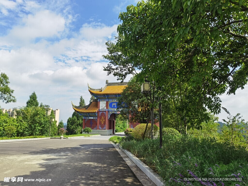 山间古寺隐于绿树蓝天间