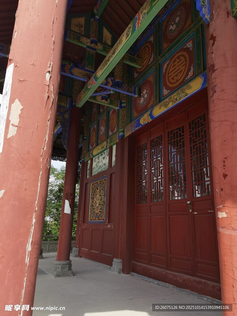 中式古建筑门廊一角