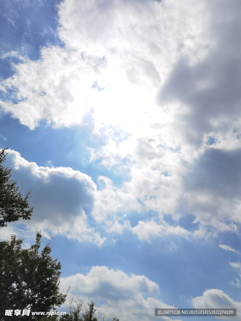 晴朗天空下的阳光与云朵