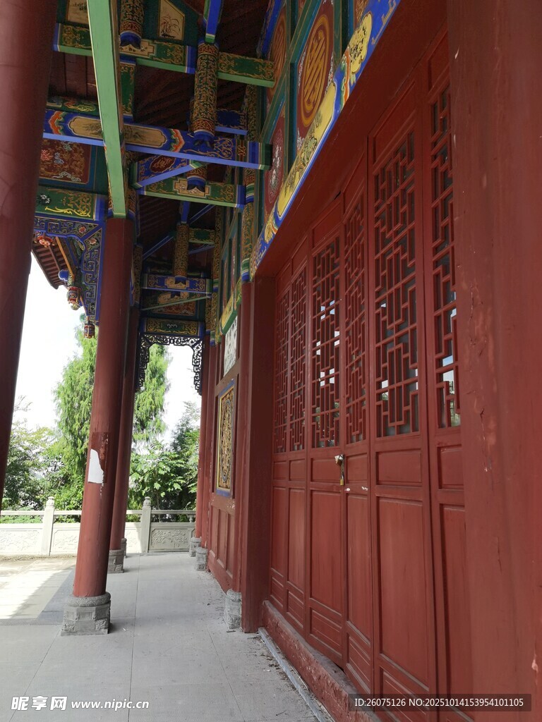中式古建筑红色门窗廊檐