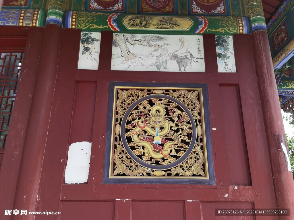 中式红门精美金色装饰