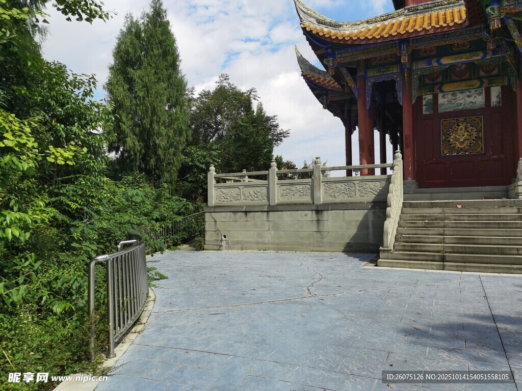 中式庭院旁的幽静步道