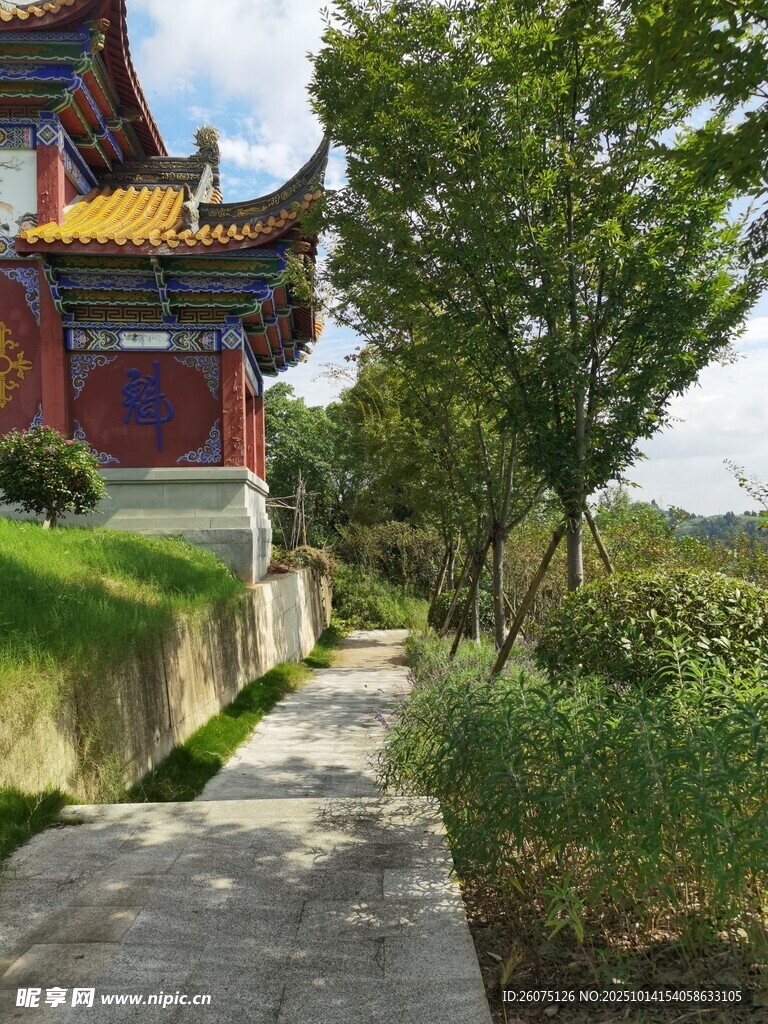古建旁的清幽小径