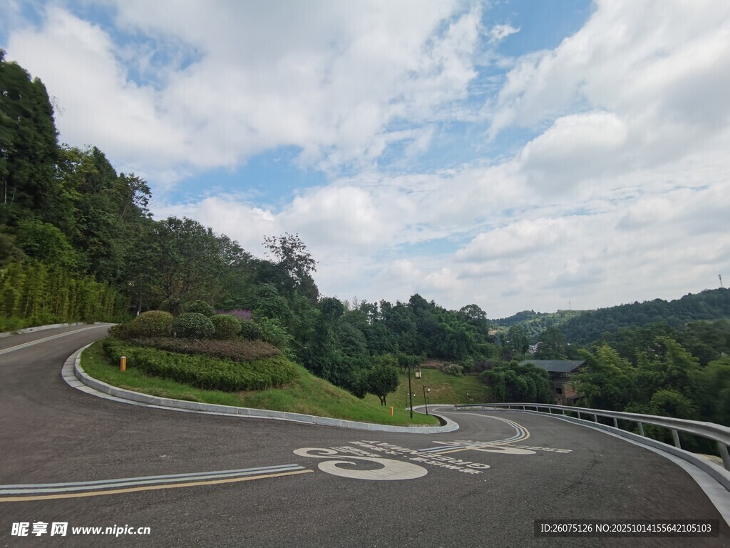 蜿蜒公路穿行于青山之间