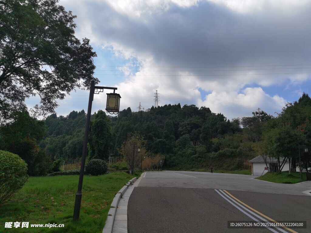 山间蜿蜒公路与葱郁景致