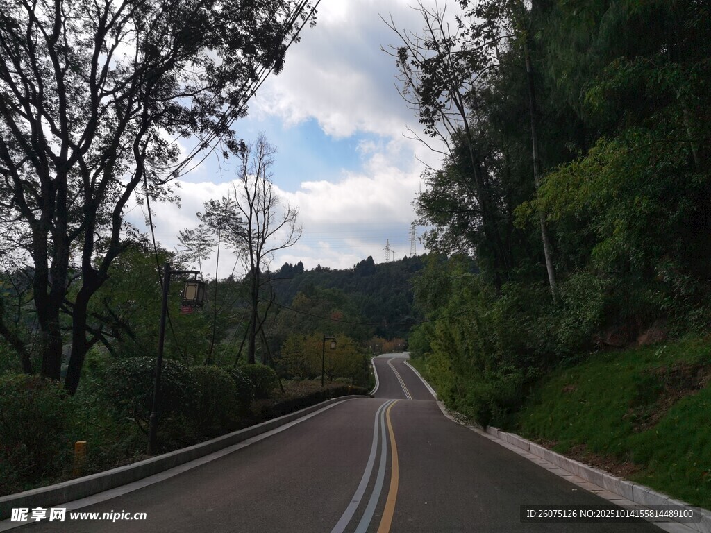 蜿蜒山间公路风景