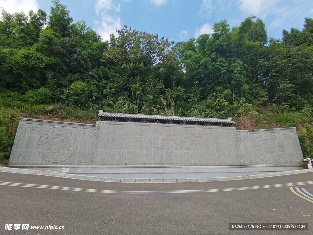 户外水泥墙与葱郁山林