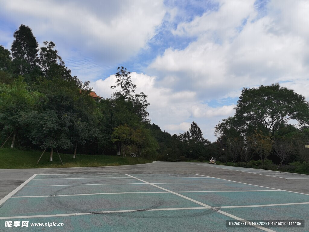 户外空旷网球场及周边风景