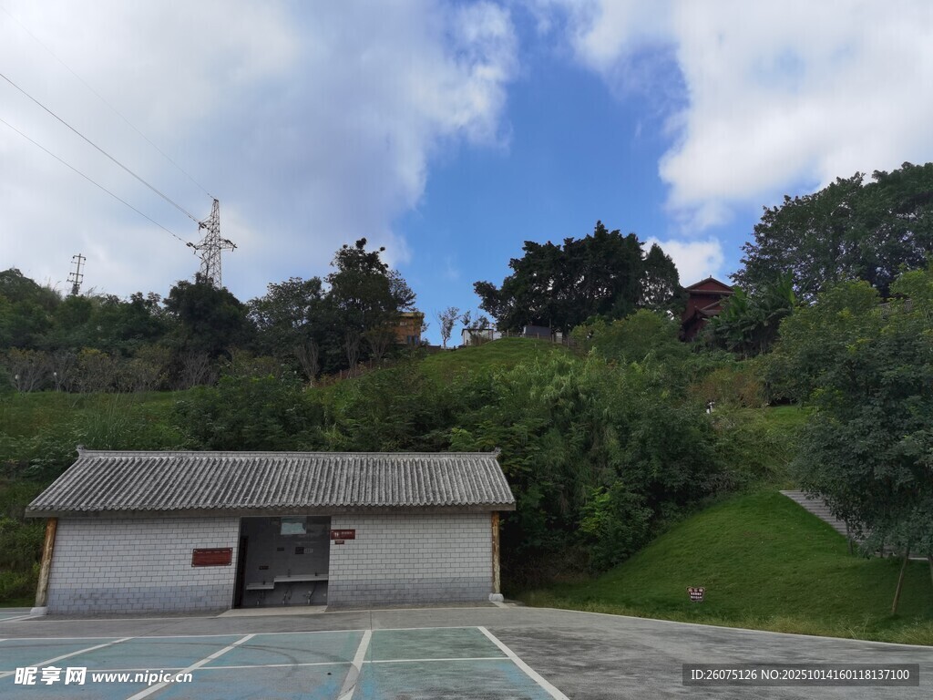 山坡下的小屋与开阔场地