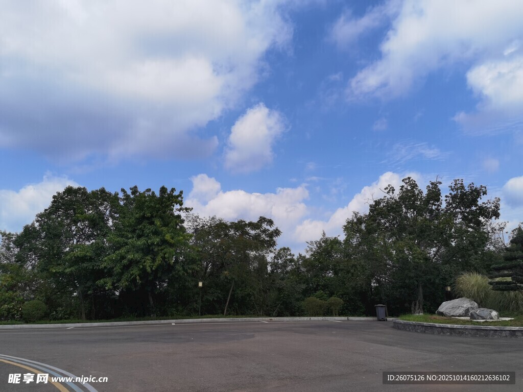 空旷道路与蓝天白云绿树