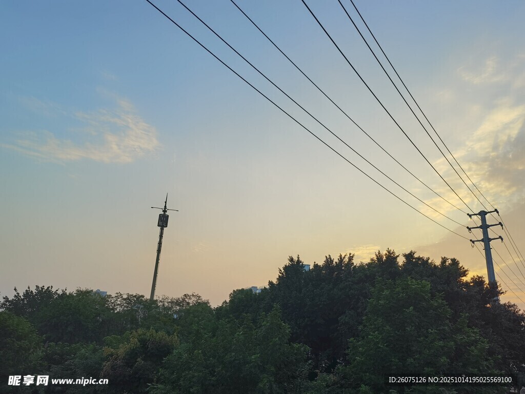 夕阳下的电线与通信塔