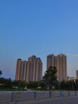 城市高楼与蓝天景观