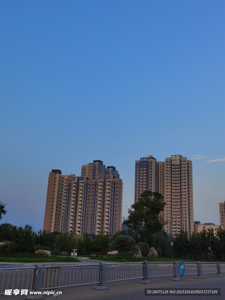 城市高楼与蓝天景观