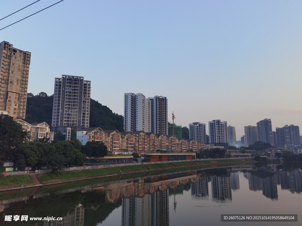 城市河畔风光