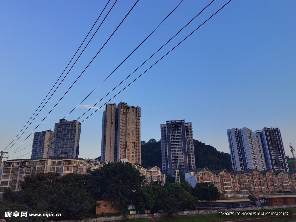 城市高楼与空中电线景观