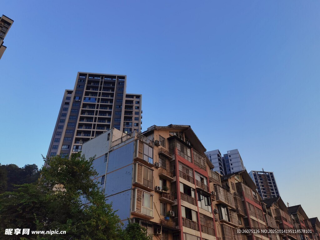 新旧建筑对比的城市景观
