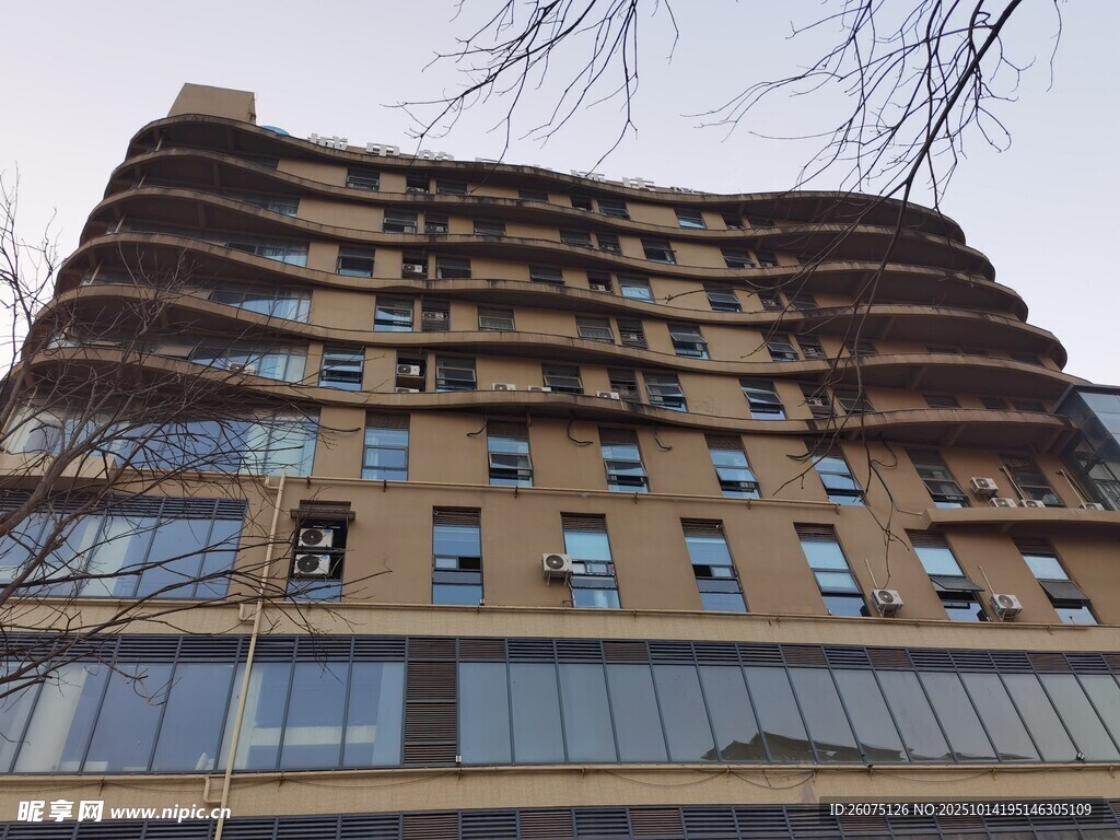 多层棕色建筑外观