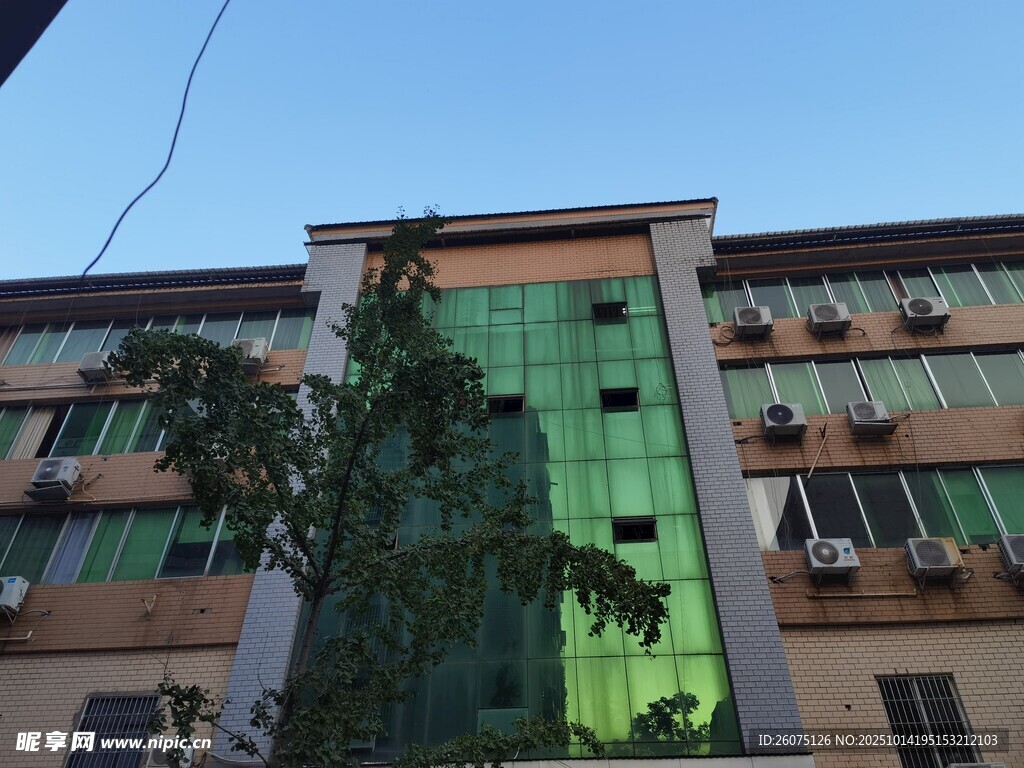 现代风格玻璃外墙办公楼