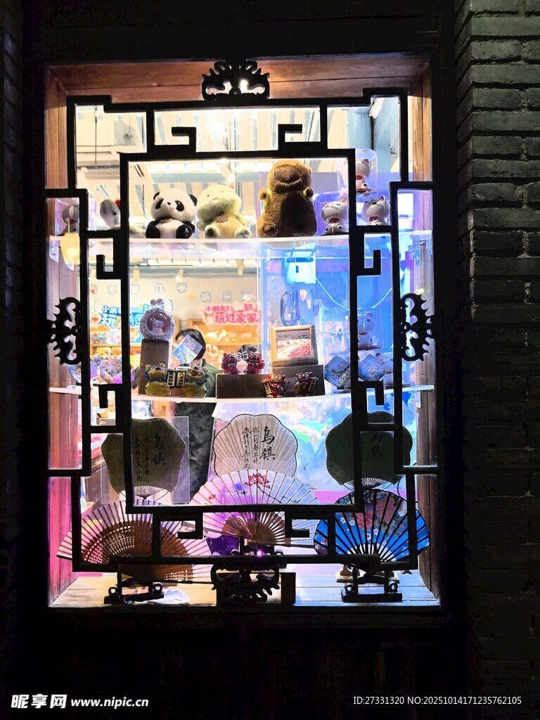 中式窗棂后的多彩景致