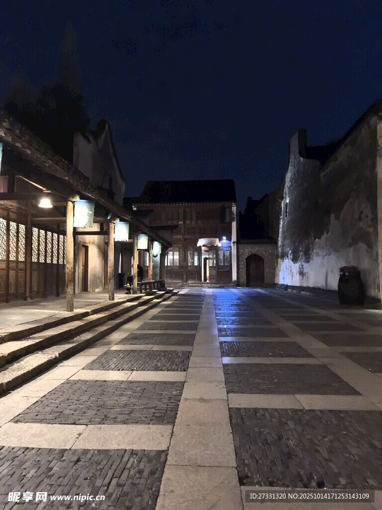 夜晚静谧的街道景象