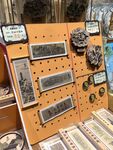 复古饰品展示架上的多样物件