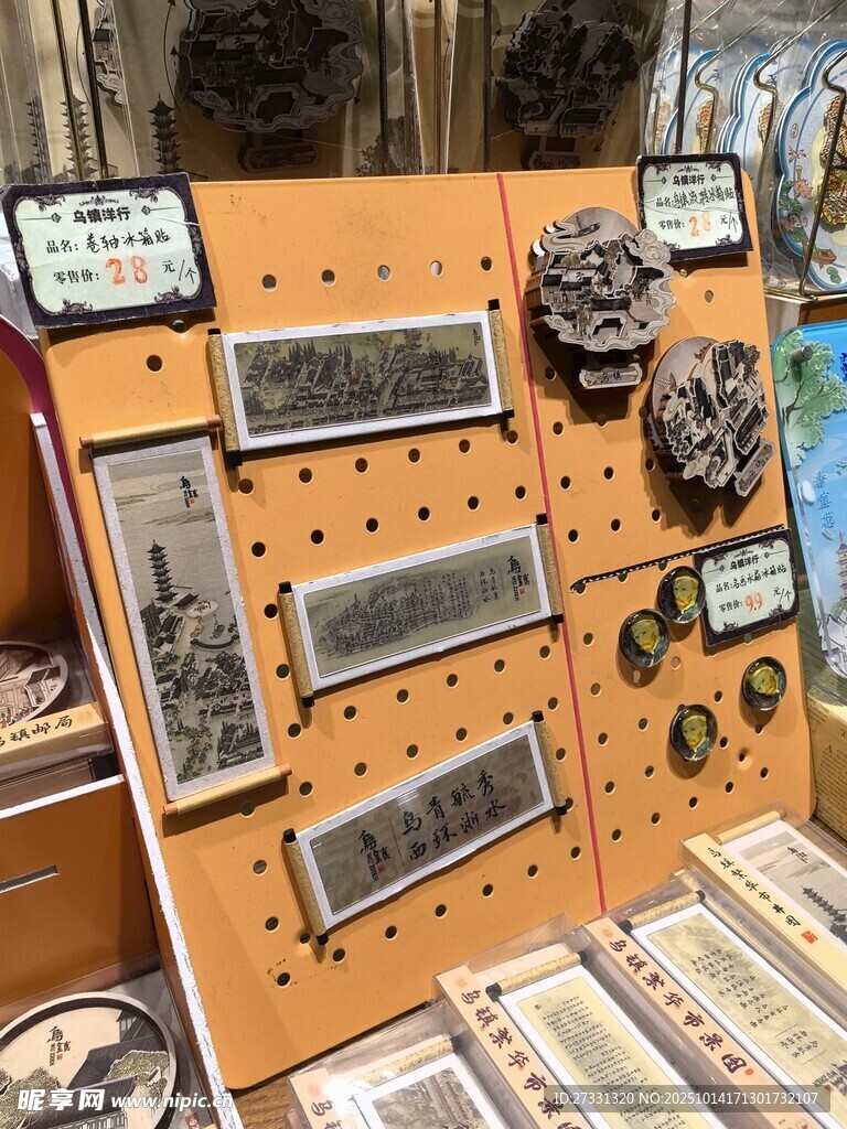 复古饰品展示架上的多样物件