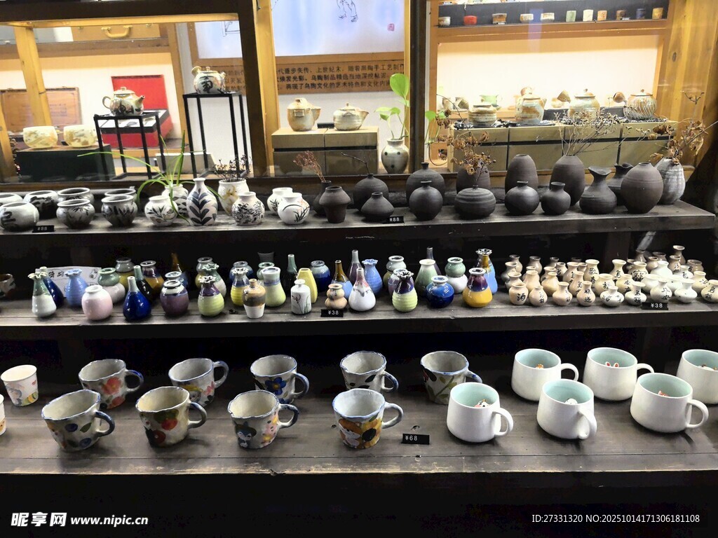 琳琅满目的精美陶瓷茶具