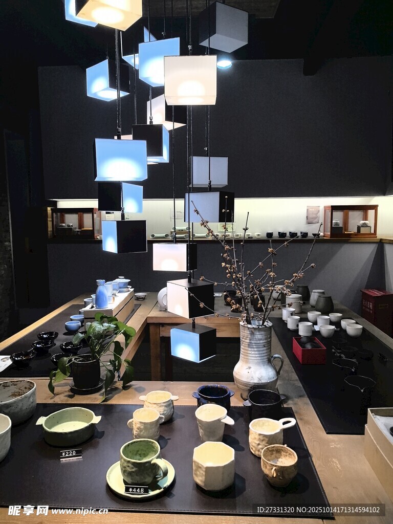 雅致茶室茶具展示场景