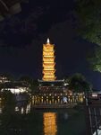 古塔夜景映于波光湖面