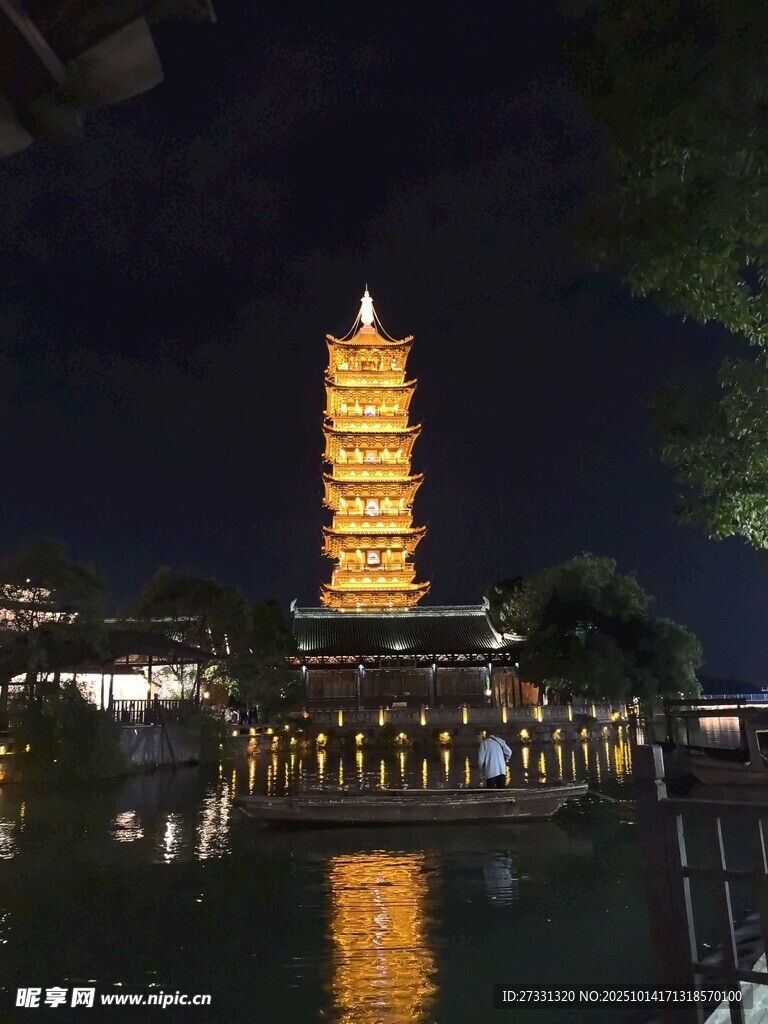 古塔夜景映于波光湖面