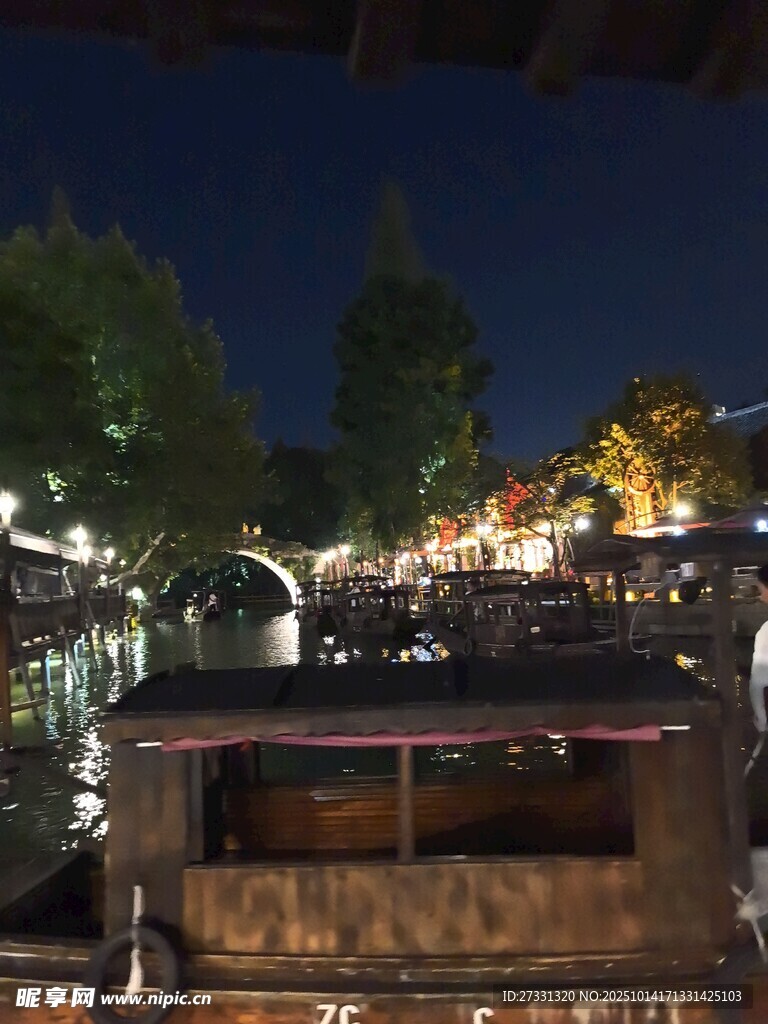 夜晚河畔的热闹景象