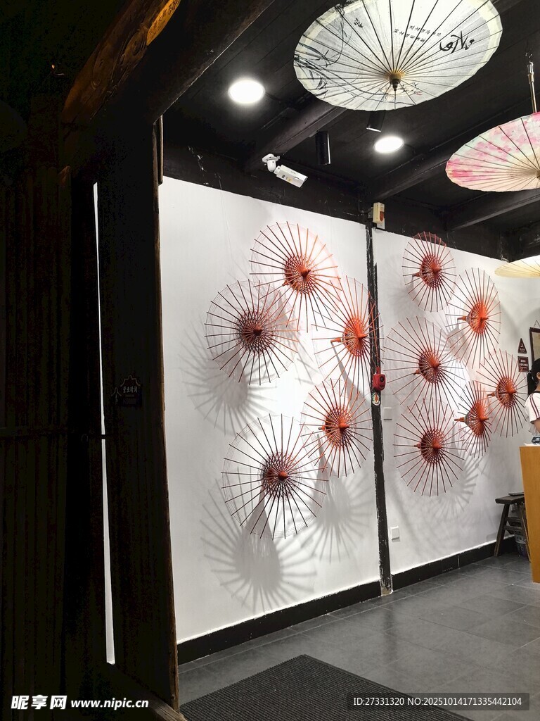 艺术展厅中的创意装置作品