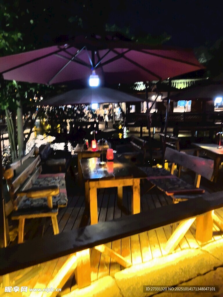 夜晚露天休闲酒吧场景