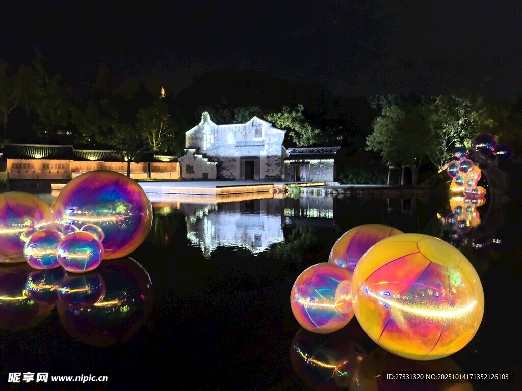 夜湖中的彩色发光气球