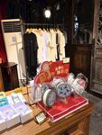店内陈列的多样商品摆件