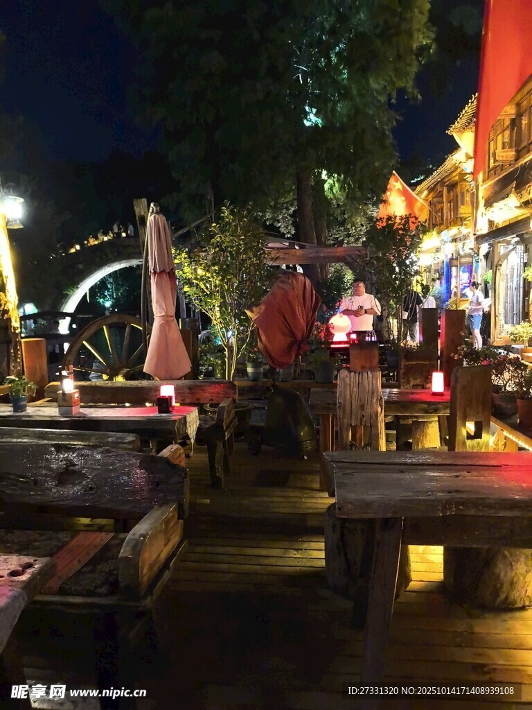 夜晚热闹的户外休闲街区