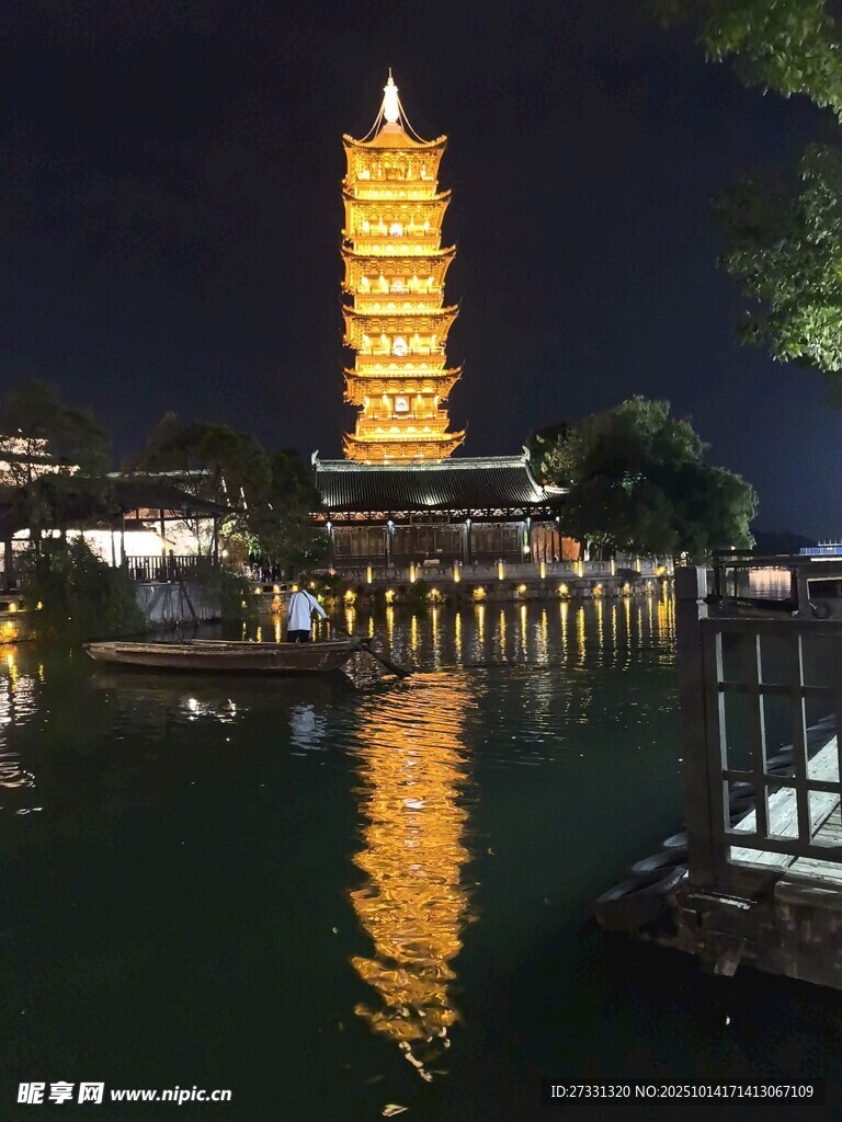 夜晚湖畔的璀璨宝塔
