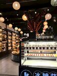 精致甜品店内部陈列展示