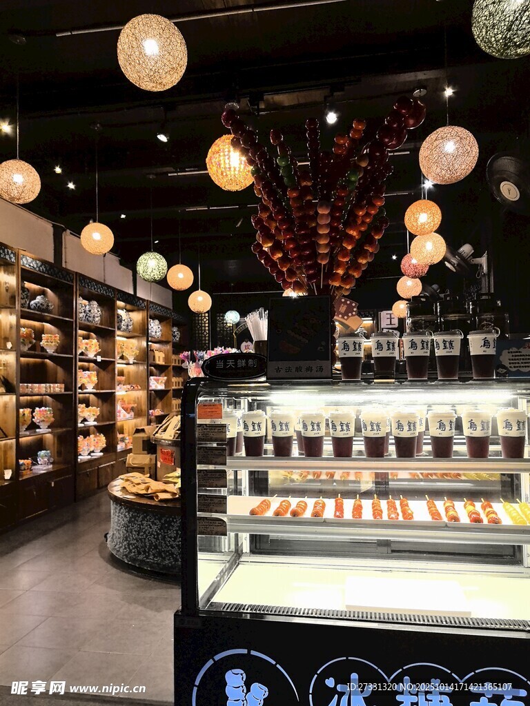 精致甜品店内部陈列展示