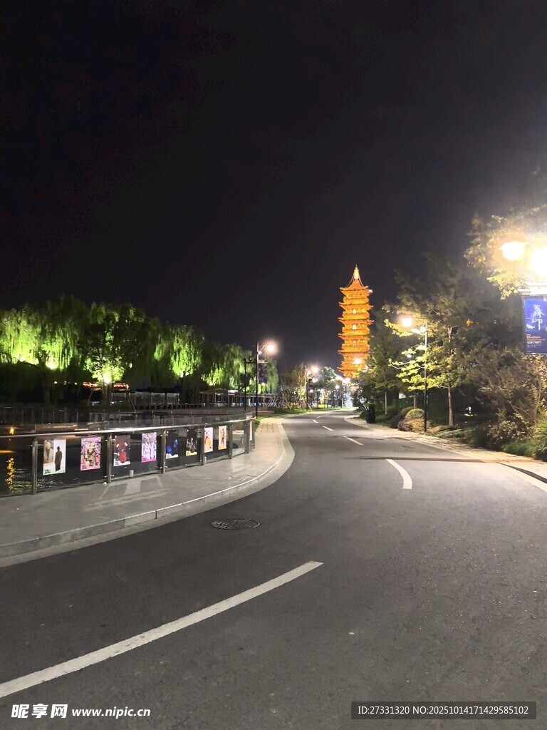 夜晚城市道路与塔楼景观
