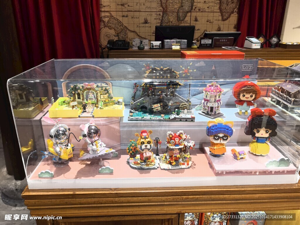 展示柜中的多彩手办模型