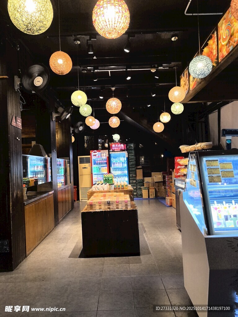 时尚灯具店的璀璨陈列