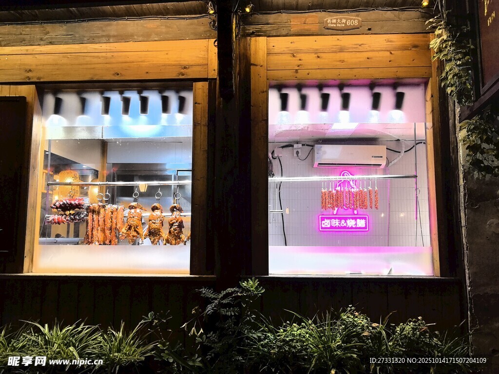 夜间橱窗展示独特魅力