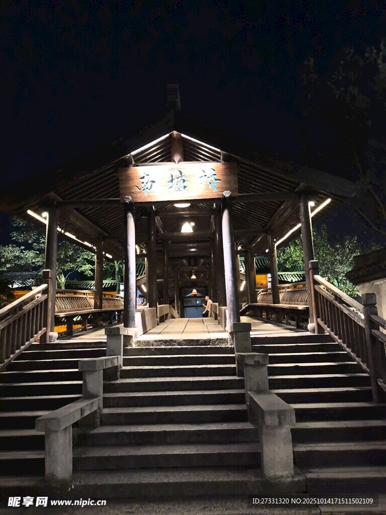 夜晚中的阶梯凉亭景观