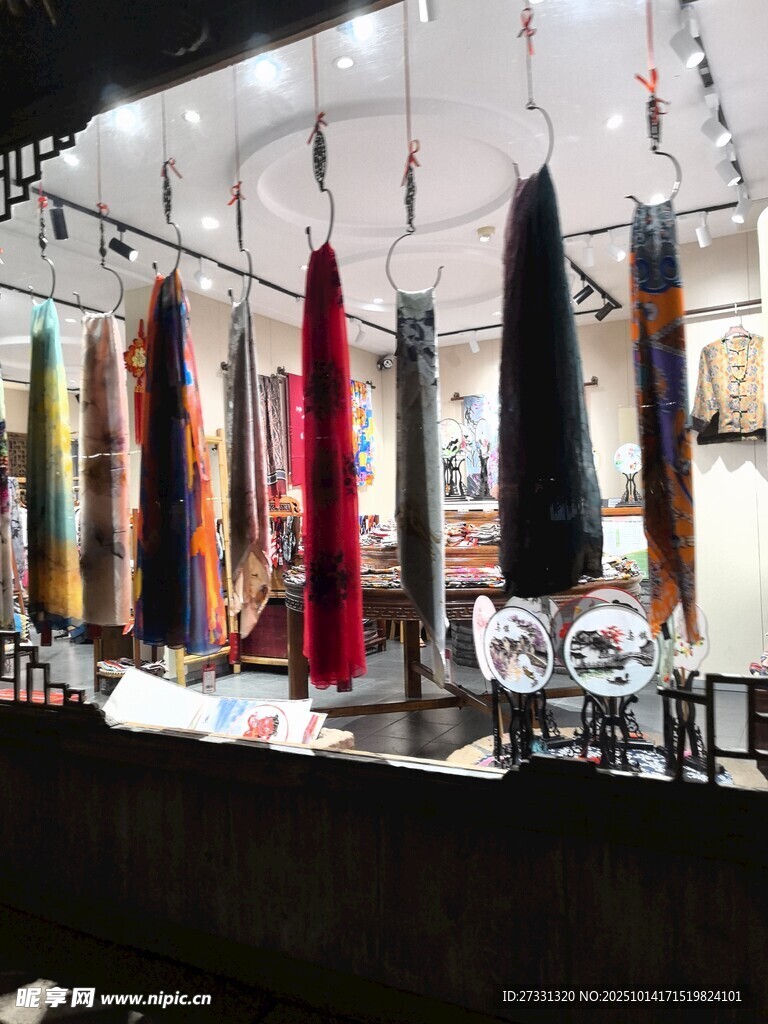 多彩围巾陈列展示