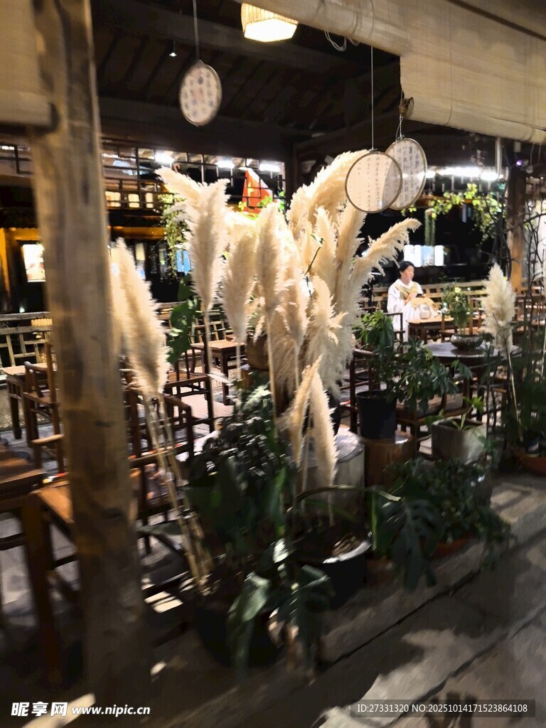 店内装饰的梦幻白色羽毛景观